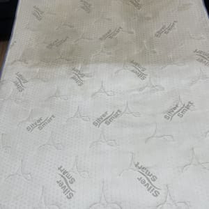 מזרן עם כתמים כהים על פני השטח