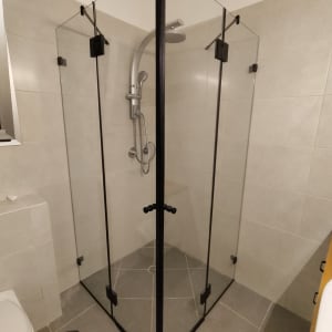 מקלחון זכוכית עם ראש מקלחת מתכתי