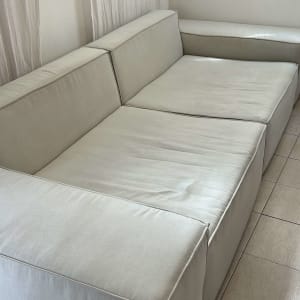 ספה בהירה נקייה על רצפת אריחים