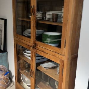 ארון עץ עם כלים מאוחסנים במדפים