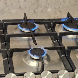 כיריים גז עם להבות כחולות במטבח מודרני