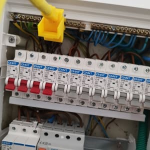 לוח חשמל עם מפסקים וחוטים צבעוניים