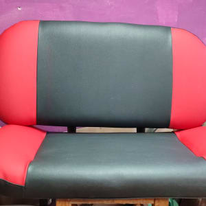 מושב מרופד בצבעים אדום ושחור