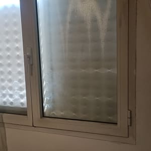 חלון זכוכית עם זכוכית מטושטשת