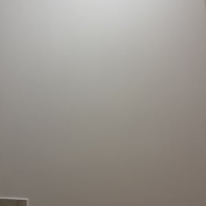 קיר צבוע עם מדרגות בתחתית התמונה