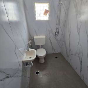 חדר שירותים עם כיור ומקלחת