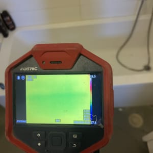 מכשיר תרמי לבדיקת נזילות בחדר אמבטיה