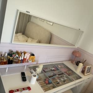 שידת איפור עם מראה ומוצרי טיפוח