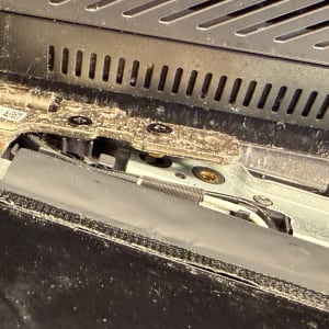 חלק פנימי של מחשב נייד עם צירים וחיבורים