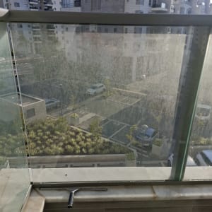 נוף עירוני עם חלון מלוכלך ומגב