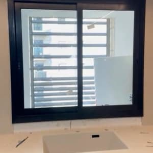 חלון אלומיניום מעל כיור במטבח