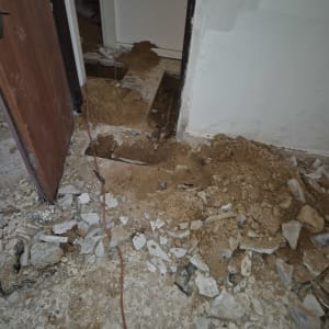 חפירה ברצפה עם חוט חשמל אדום