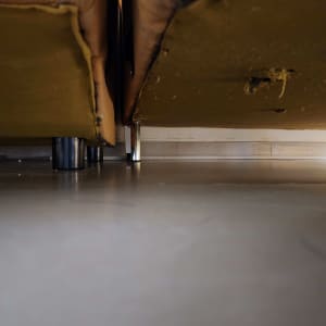 תחתית ספה עם רגלי מתכת על רצפה