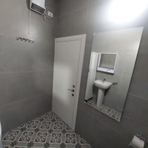 חדר אמבטיה עם כיור, מראה ודלת