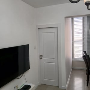 קיר גבס עם דלת וחלון