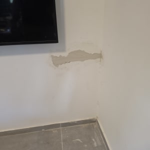 סתימת חריץ חציבה בטיח על קיר במהלך עבודות תשתית חשמל