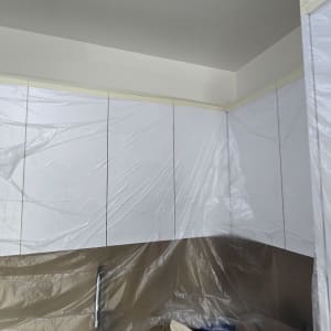 מטבח מכוסה בניילון להגנה בזמן צביעה