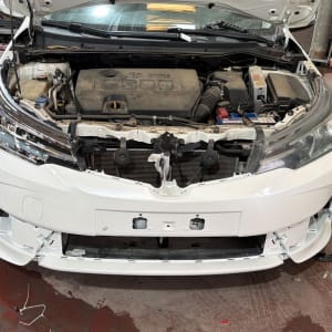 מכונית עם מכסה מנוע פתוח במוסך