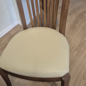 כיסא עץ עם ריפוד מושב בצבע בז