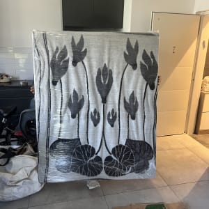 תמונה של שטיח עטוף בניילון בתוך חדר
