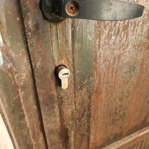 מנעול דלת חלוד עם ידית שחורה