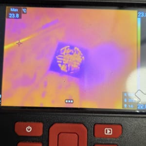 תמונה תרמית על מסך מכשיר איתור נזילות