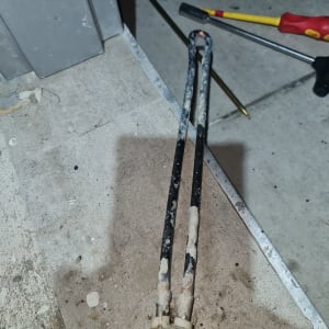 גוף חימום ישן עם חלודה וכלים על הרצפה