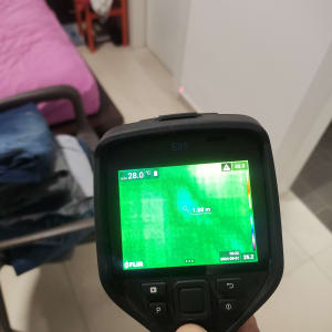 מד חום תרמי מציג נתונים על מסך