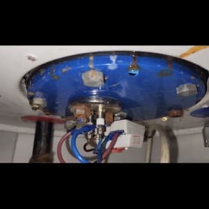 חיבורים וצינורות מתחת לדוד מים כחול