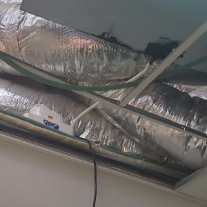 תעלות מיזוג אוויר בתקרה עם צינורות