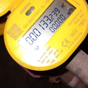 מונה מים צהוב עם תצוגה דיגיטלית