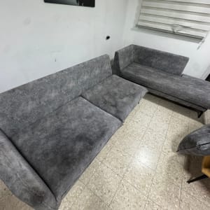 ספות אפורות בחדר עם רצפת אריחים