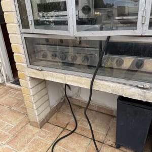 גריל גז עם כפתורים וצינור מחובר