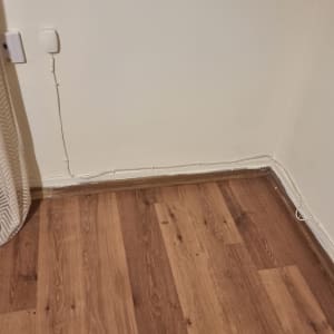 רצפת עץ עם חיווט לאורך הקיר