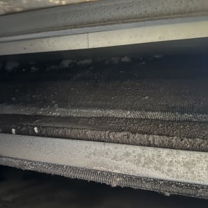 מסנן מזגן מלוכלך עם אבק ולכלוך