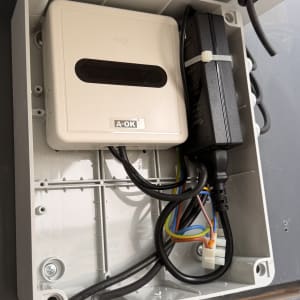 תיבת חיבורים עם חוטי חשמל וצינורות