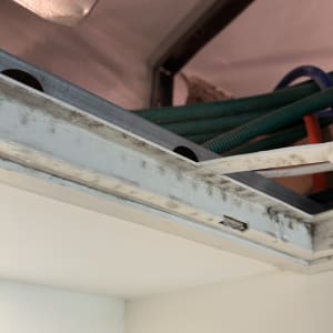 תקריב של אזור עם צינורות ומסגרת מתכת