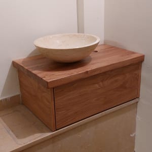 ארון עץ עם כיור אבן מונח עליו