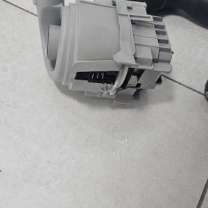 חלק מכני וכלי עבודה על רצפה