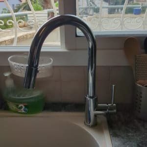 ברז מטבח וכיור עם סבון כלים