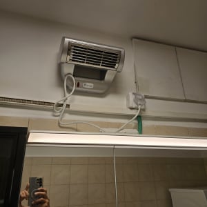 תנור חימום מותקן על קיר בחדר אמבטיה