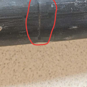 צינור עם סדק מסומן בעיגול אדום