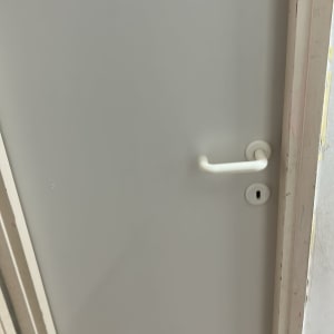 דלת עם ידית לבנה ומנעול