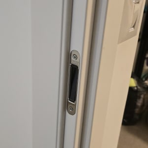 מנעול דלת מתכת עם לוחית זיהוי