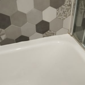 אריחים מעוצבים במקלחת עם דפוסי שיש וגוונים שונים