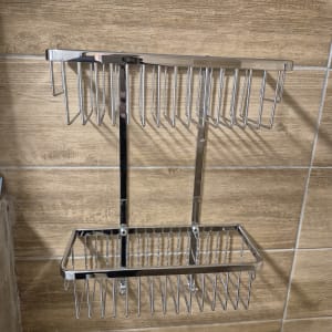 מדף מתכת מותקן על קיר אריחים