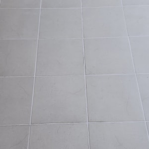 רצפת אריחים אפורה עם קווי רובה לבנים