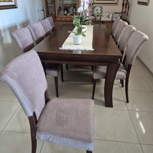 כיסאות מרופדים סביב שולחן עץ בחדר אוכל