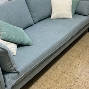 ספה עם כריות בצבעים שונים בחדר