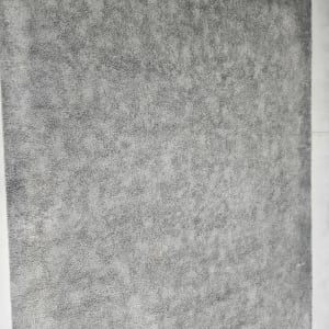 שטיח אפור נקי על רצפה לבנה